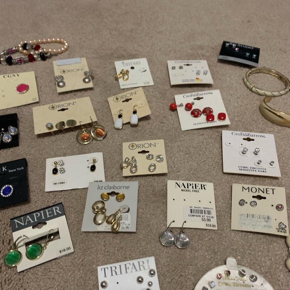 Mixed jewelry lot earrings, necklaces, bracelets, pendants small box of unsorted - Picture 4 of 6